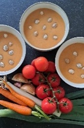 Tomatenroomsoep met balletjes.