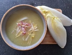 Witloofsoep met gebakken spekblokjes.